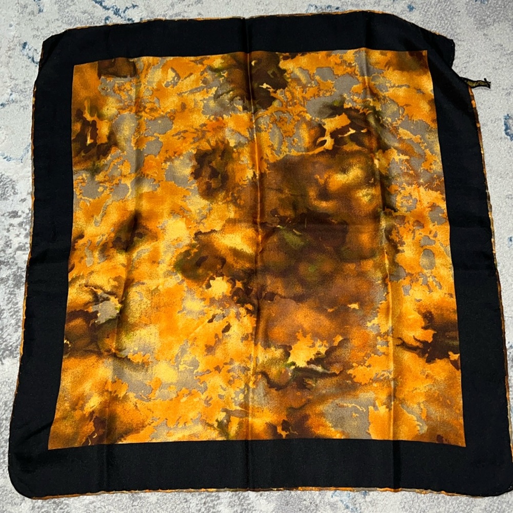 Ashear 100%silk scarf.🌺🍀🌺